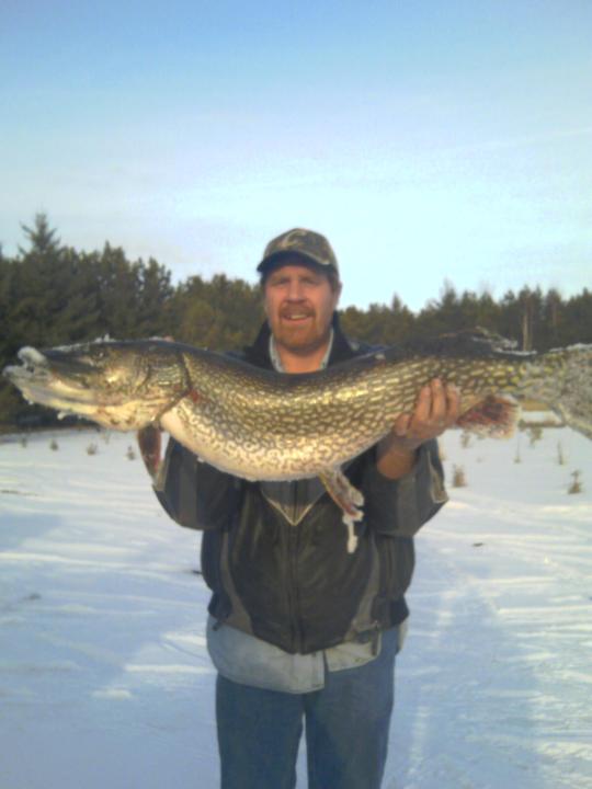 Border Waters Ice Fishing Adventures - Spearing